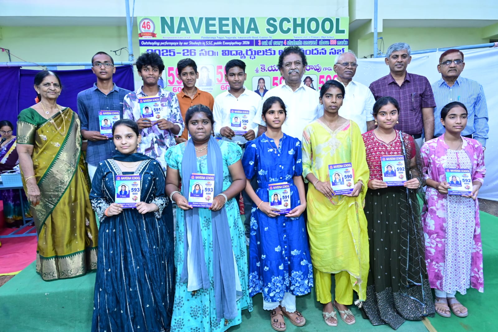 పదో తరగతిలో అత్యుత్తమ ఫలితాలు సాధించిన నవీన పాఠశాల.