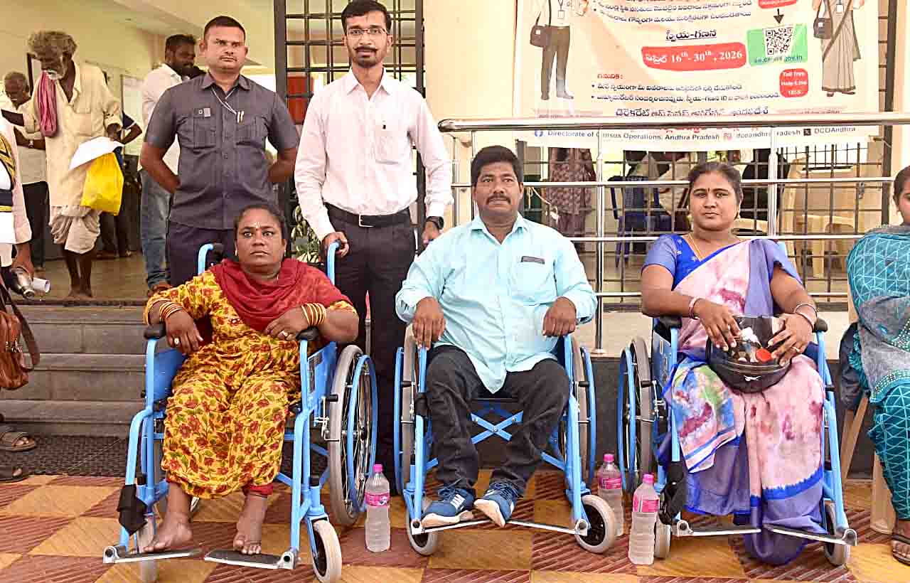 దివ్యాంగులకు అండగా ప్రభుత్వం.. కలెక్టర్ చేతుల మీదుగా సైకిళ్లు, వీల్ చైర్లు పంపిణీ