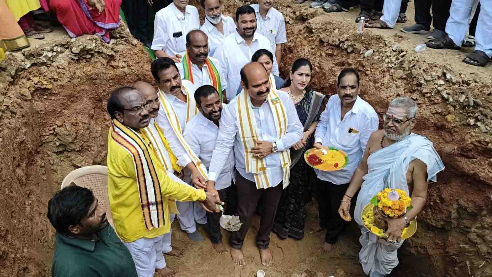 ఏలూరులో టీడీపీ జిల్లా కార్యాలయానికి శంకుస్థాపన.. భారీగా తరలివచ్చిన నేతలు, కార్యకర్తలు