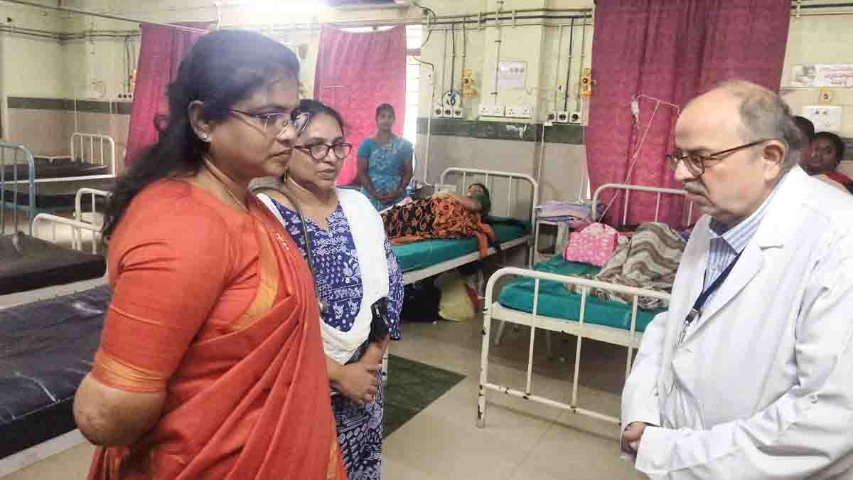 సాధారణ రోగిలా ఓపీ నమోదు చేసుకున్న కలెక్టర్.. ఆసుపత్రి సేవలపై ప్రశంసలు