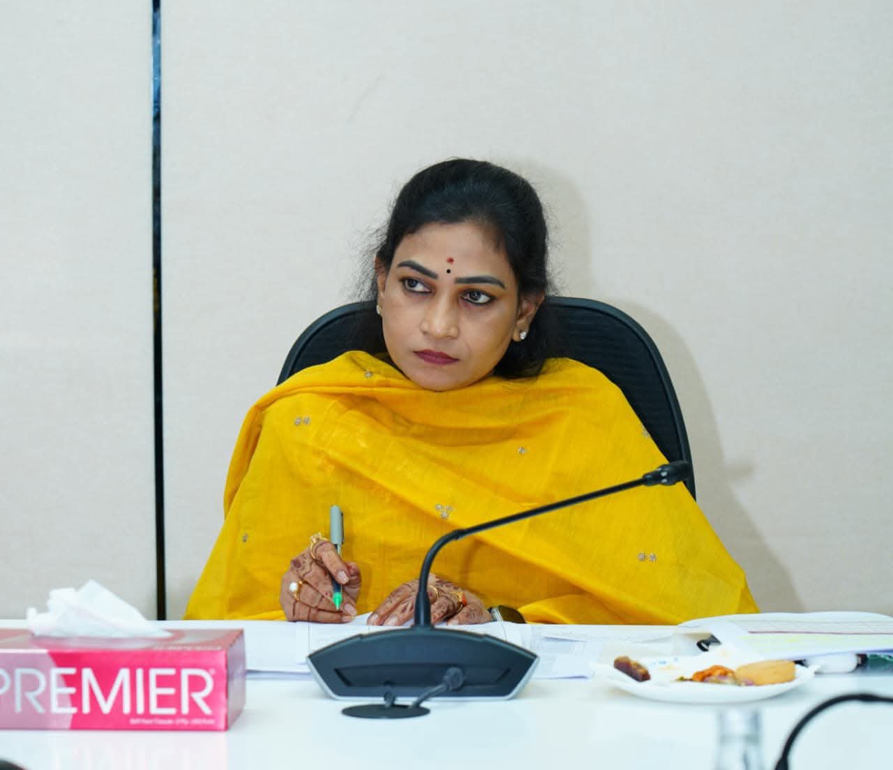 జైళ్లలో మొబైల్ వినియోగంపై కఠిన చర్యలు.. హోం మంత్రి అనిత ఆదేశాలు