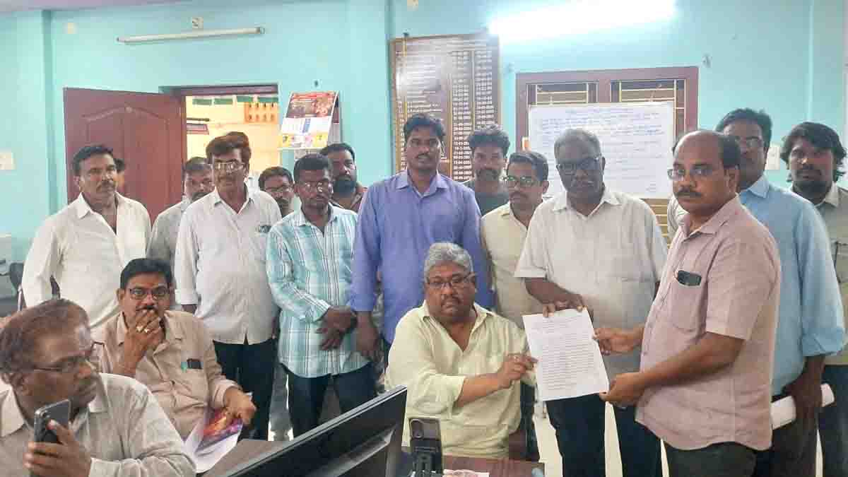 కాకినాడలో 43 కుటుంబాలకు సాంఘిక బహిష్కరణ.. అధికారులకు ఫిర్యాదు