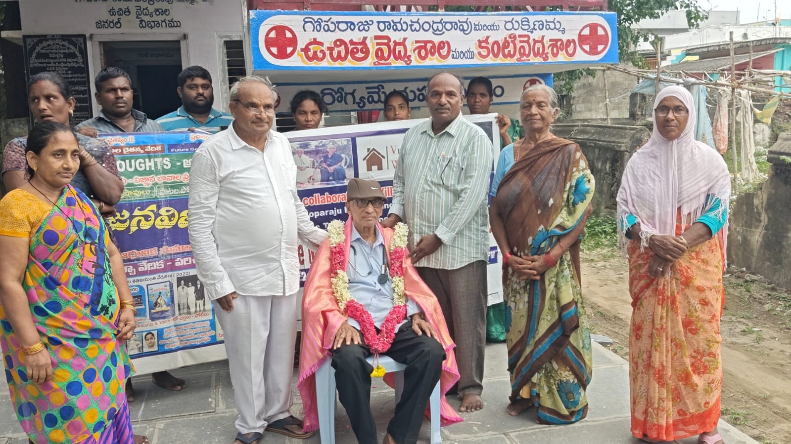 ఇంటింటికీ వెళ్లి వైద్యం.. గ్రామీణ ప్రజల గుండెల్లో దేవుడైన డాక్టర్