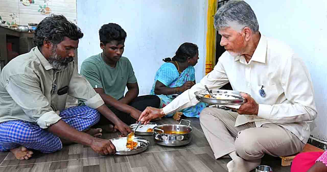 నేలపై కూర్చుని మత్య్సకార కుటుంబంతో భోజనం చేసిన సీఎం చంద్రబాబు