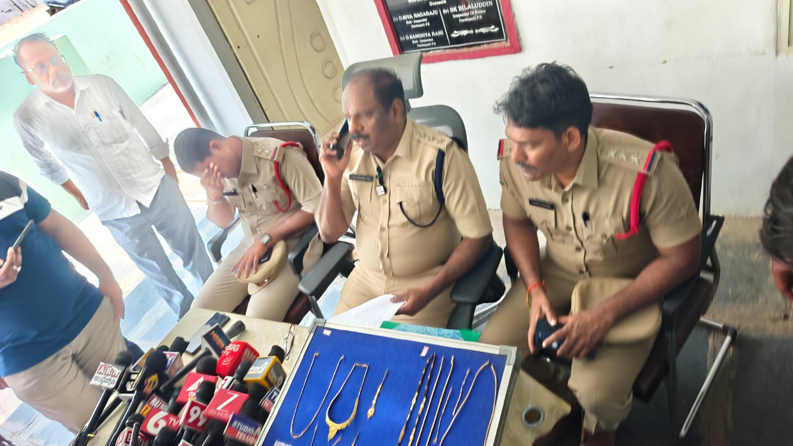 పల్నాడులో చోరీల ముఠా అరెస్ట్.. రూ.6 లక్షల బంగారం స్వాధీనం