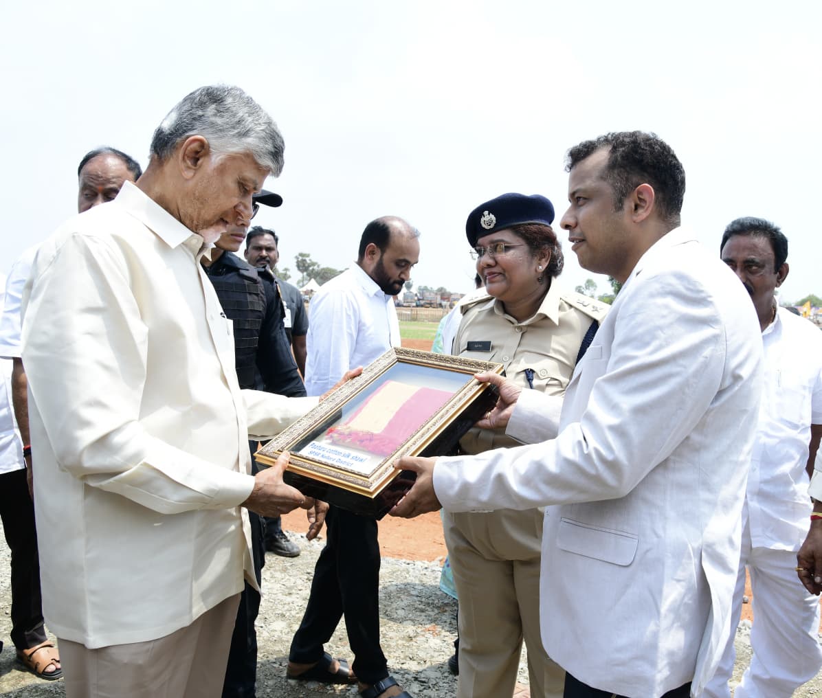 నెల్లూరు కలెక్టర్ హిమాన్షు శుక్లపై సీఎం చంద్రబాబు ప్రశంసలు