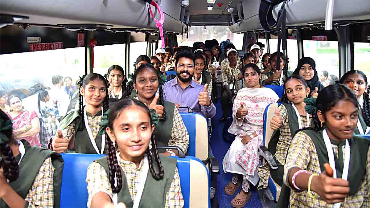 గల్లీ నుంచి ఢిల్లీకి.. ప్రభుత్వ పాఠశాల టెన్త్ టాపర్ల విజయయాత్ర
