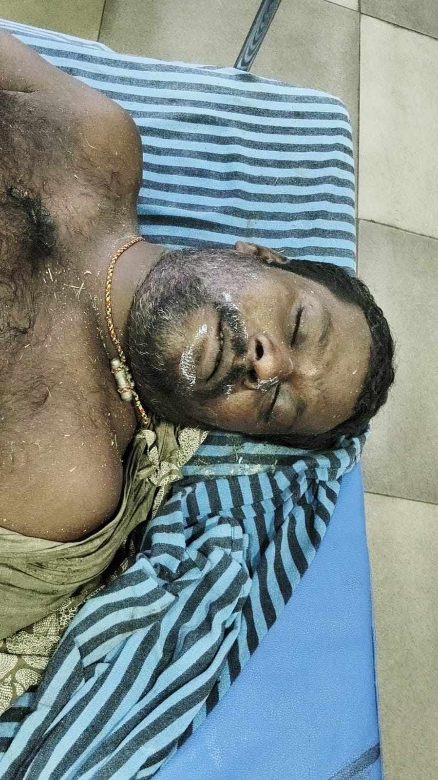 డ్రైనేజ్ మ్యాన్‌హోల్‌లో విషవాయువులు.. కార్మికుడు మృతి, ఇద్దరి పరిస్థితి విషమం