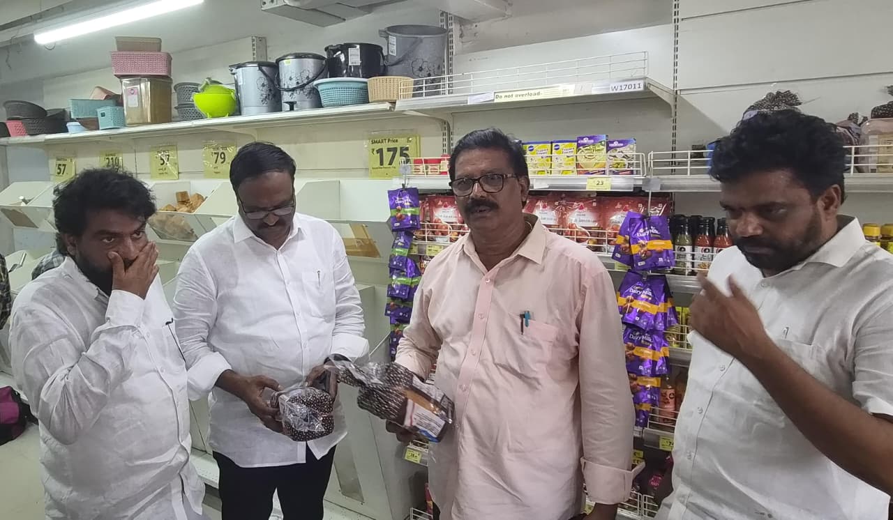 రిలయన్స్ మార్ట్‌లో ఎక్స్‌పైరీ ఫుడ్ విక్రయాలు?.. ఫుడ్ సేఫ్టీ అధికారుల దాడులు