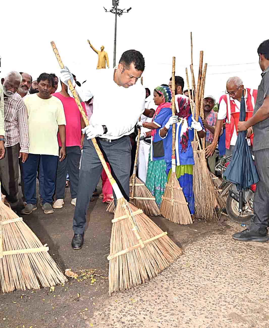 చీపురు పట్టిన నెల్లూరు కలెక్టర్.. ఆపరేషన్ క్లీన్‌స్వీప్‌లో ప్రత్యేక ఆకర్షణ