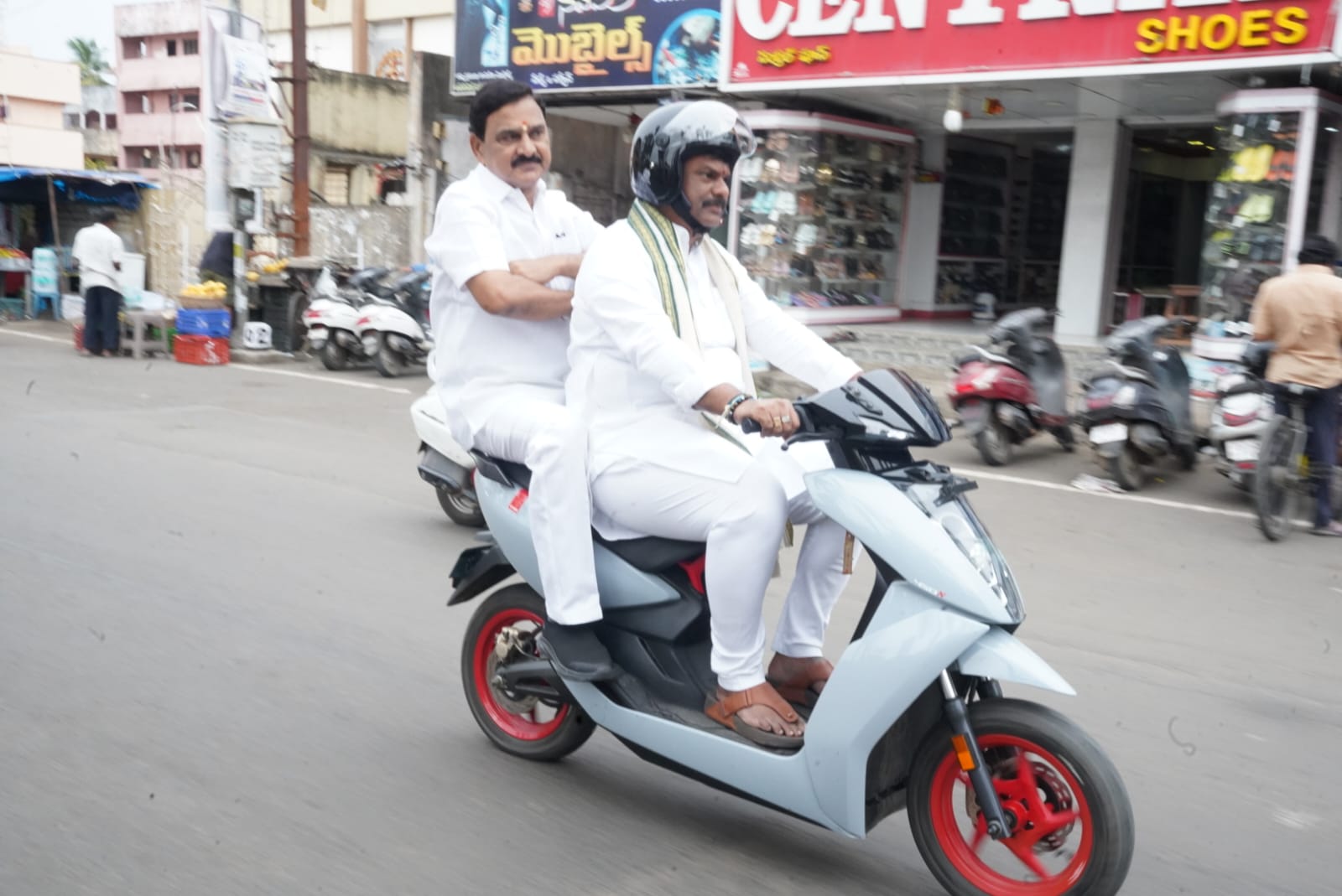 కాన్వాయ్‌కు గుడ్‌బై.. ఈవీ బైక్‌పై ప్రయాణించిన కేంద్రమంత్రి శ్రీనివాస వర్మ, పీవీఎన్ మాధవ్