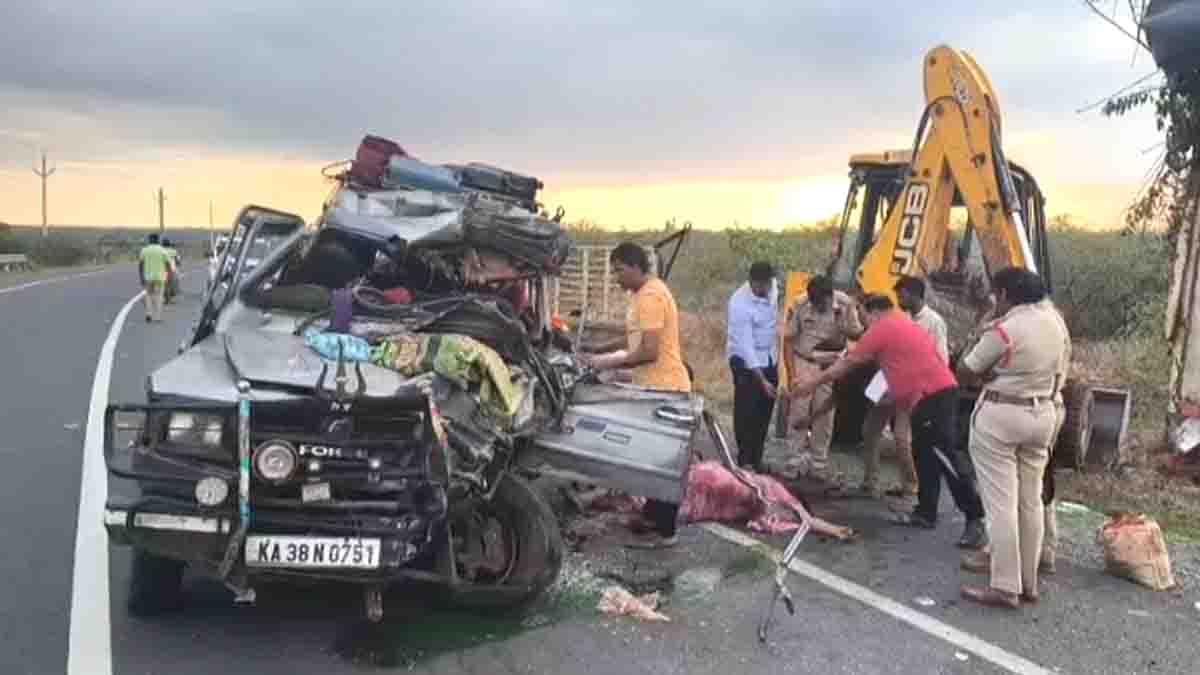 ఖర్మకాండలకు వెళ్తూ విషాదం.. మాచర్ల వద్ద ఒకే కుటుంబానికి చెందిన నలుగురు మృతి