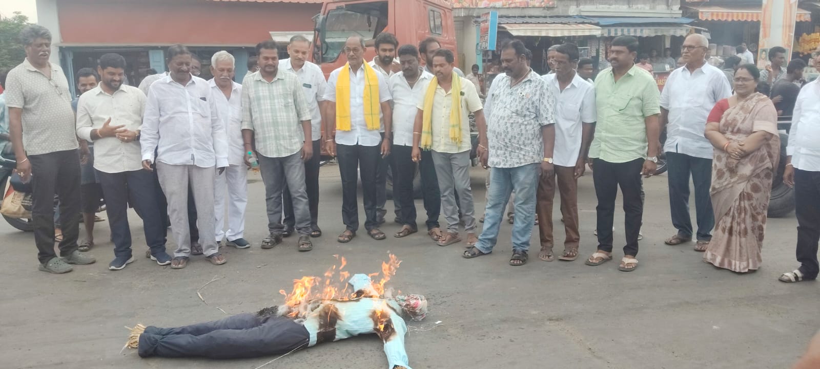 జడ శ్రావణ్ కుమార్ దిష్టిబొమ్మ దహనం.. ఉండిలో టీడీపీ ఆందోళన