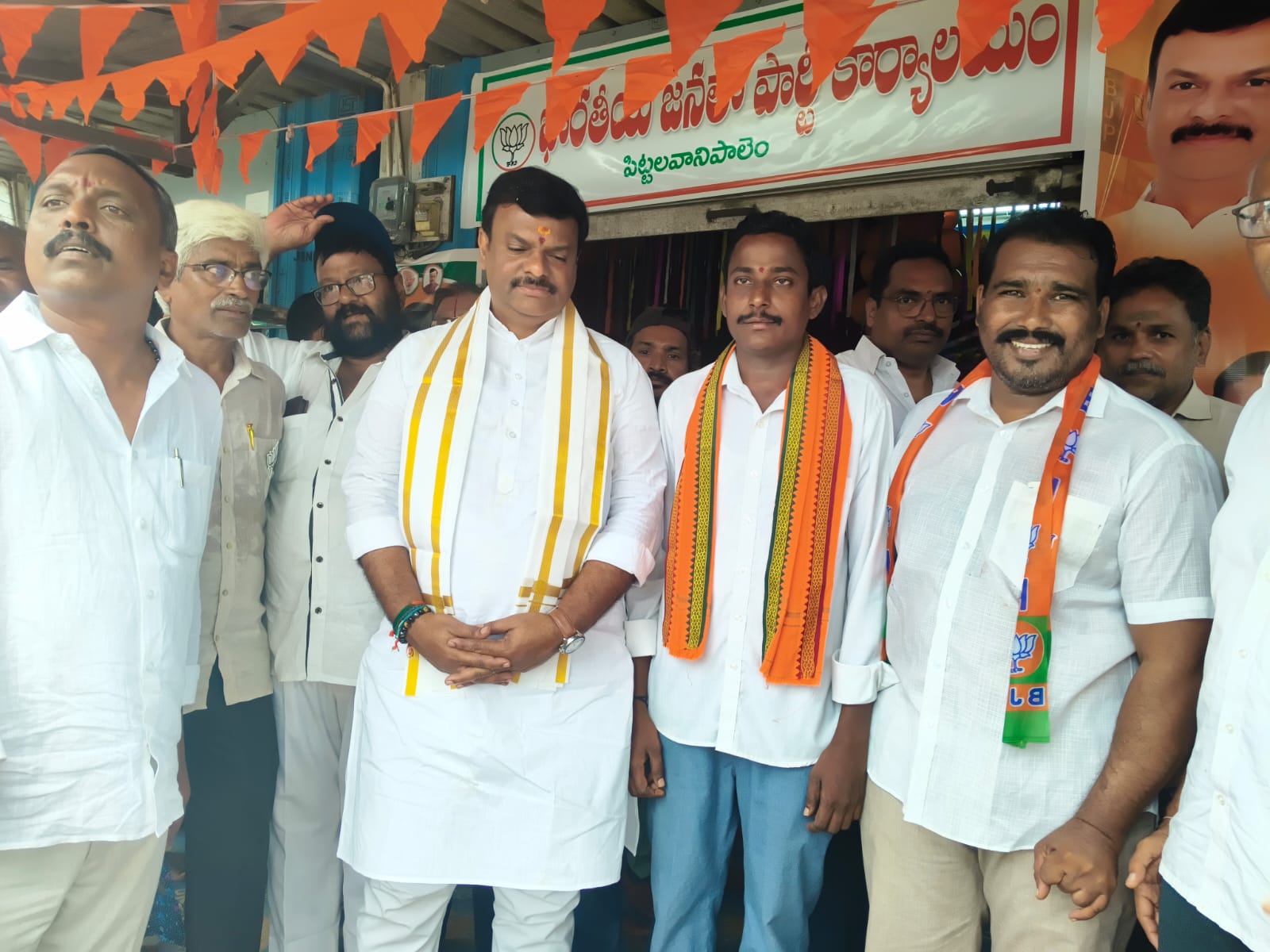 జడ్పీటీసీ టికెట్‌పై అక్కల రామిరెడ్డికి మాధవ్ హామీ.. బీజేపీ శ్రేణుల్లో జోష్